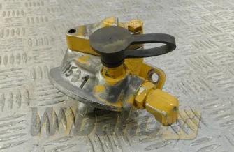 Fuel filter bracket for engine Caterpillar C7 275-5868
