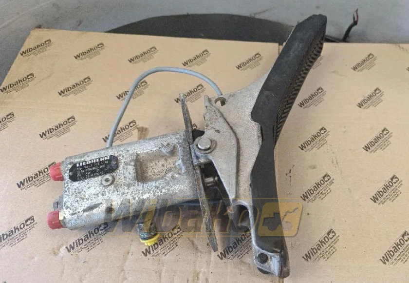 Pedal Liebherr BG-7 2/3 L 01 9882965-000 – used