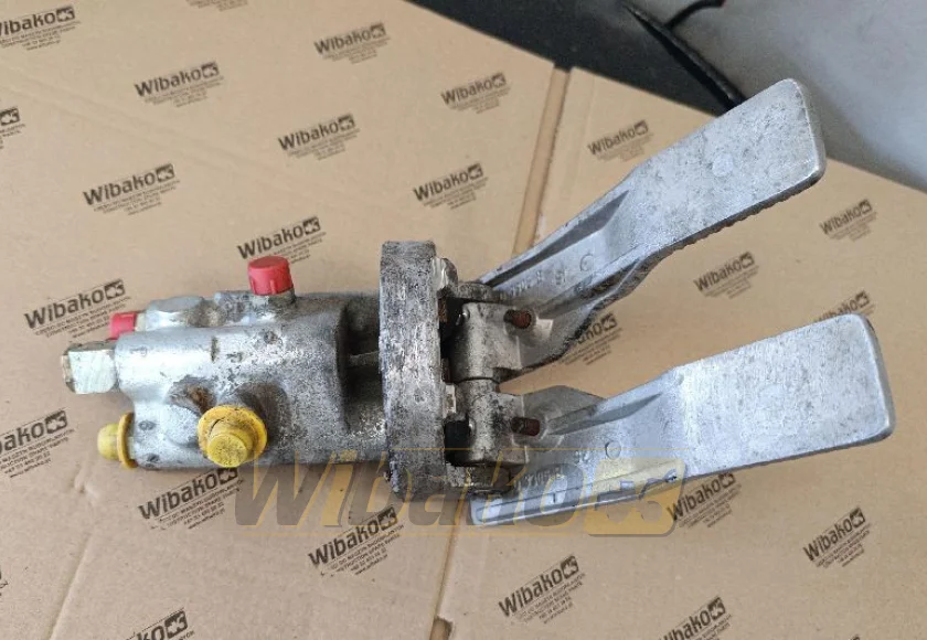 Pedal Liebherr VG-7 2/3 Q 01 9266061-003 – used