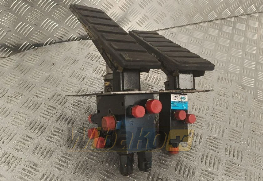 Pedal Poclain VB-220-5X0-31-07-504-1200 232580 – used