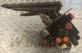 Pedal Poclain VB-220-5X0-31-07-504-1200 232580 – used (2)