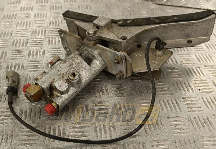 Pedal Liebherr VG7-2/3 L07 9079259-101 – used