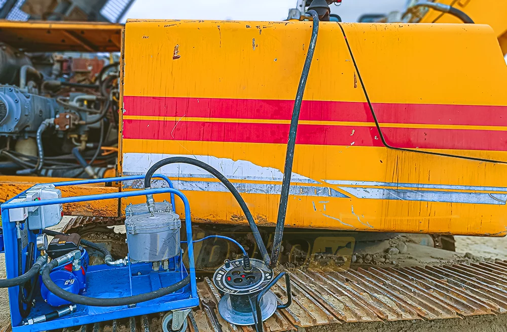 hydraulic oil filtration in an excavator