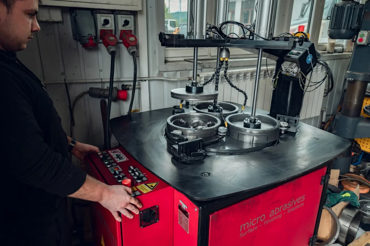 Disc lapping machine for precision finishing of flat surfaces on hydraulic pump components