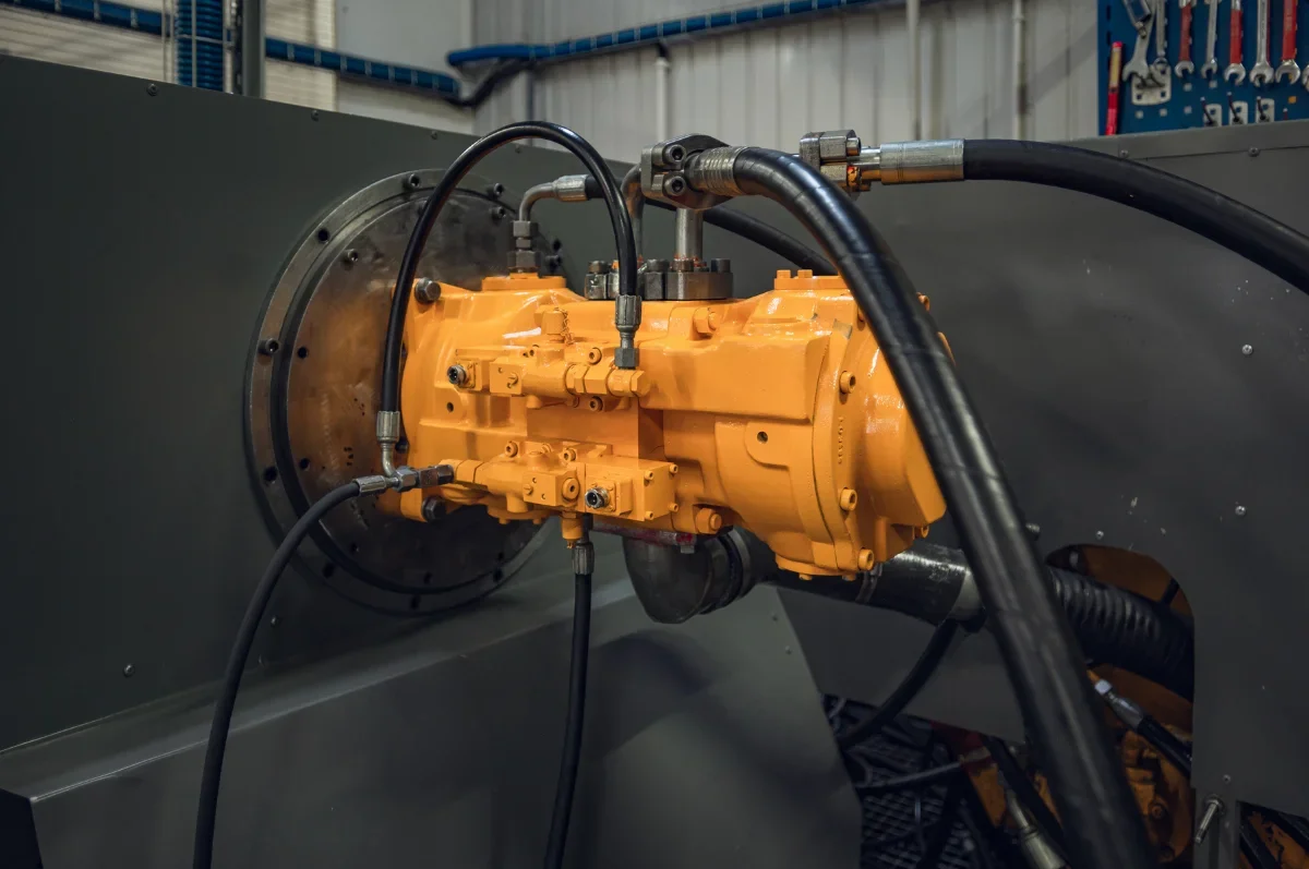 Hydraulic pump connected to a hydraulic test bench during a load test