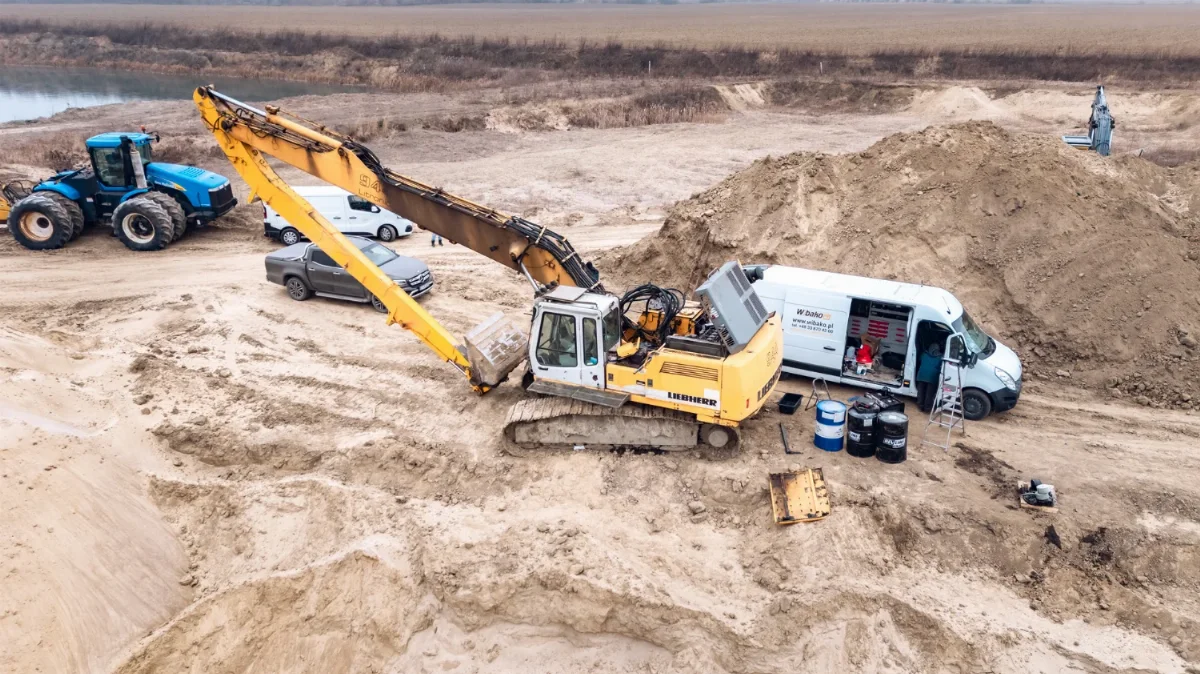 WIBAKO mobile service next to a long-reach Liebherr excavator on a construction site