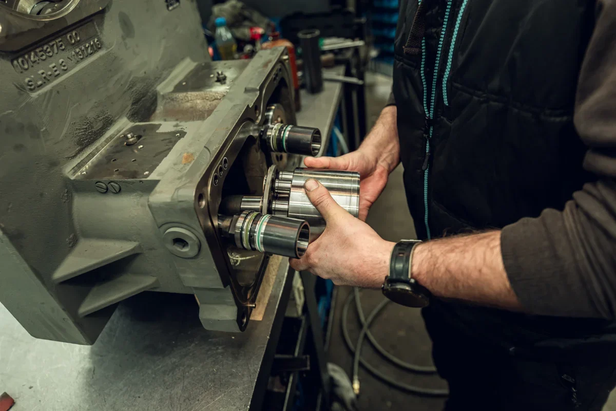 Rebuilding a hydraulic piston pump in the workshop