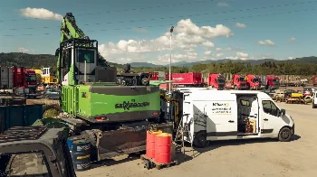 Sennebogen 730 E material handler and a WIBAKO service van on a transport company yard
